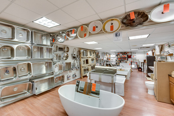 Consumer Supply showroom with display sinks and tubs